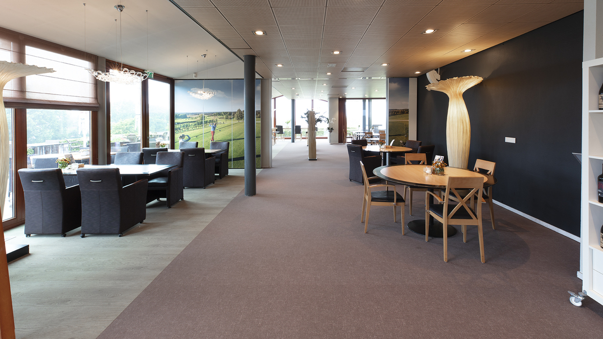 Flotex combinatie houtlook en effen bruine vloer restaurant golfclub Rijk van Margraten